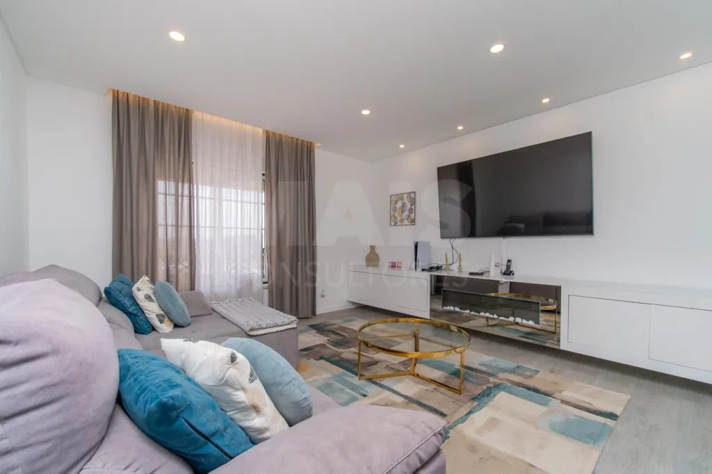 Apartamento T4 Remodelado | 210 m² | Parqueamento e Arrecadação