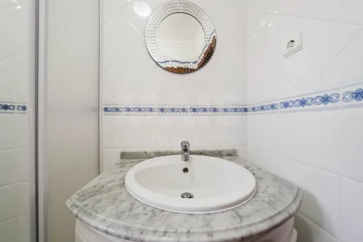 Apartamento T3 com Aquecimento Central, Garagem, Varandas e Arrecadações – Ferrel / Baleal