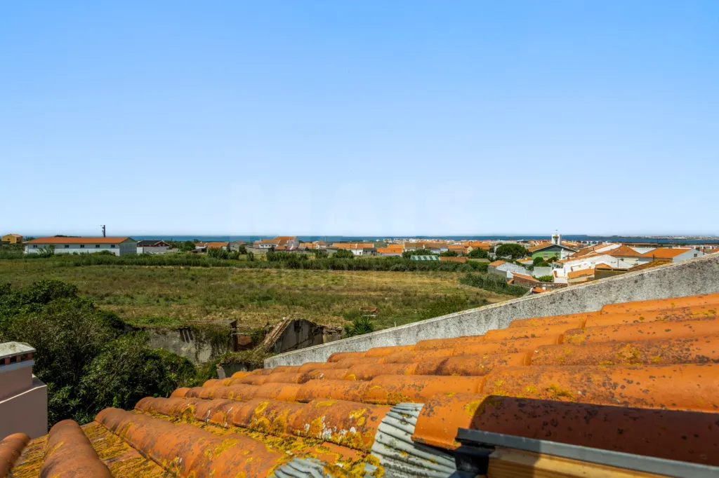Moradia T3 com quintal e garagem a 5 min. da praia