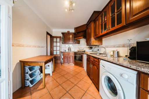 Apartamento T3 com Aquecimento Central, Garagem, Varandas e Arrecadações – Ferrel / Baleal