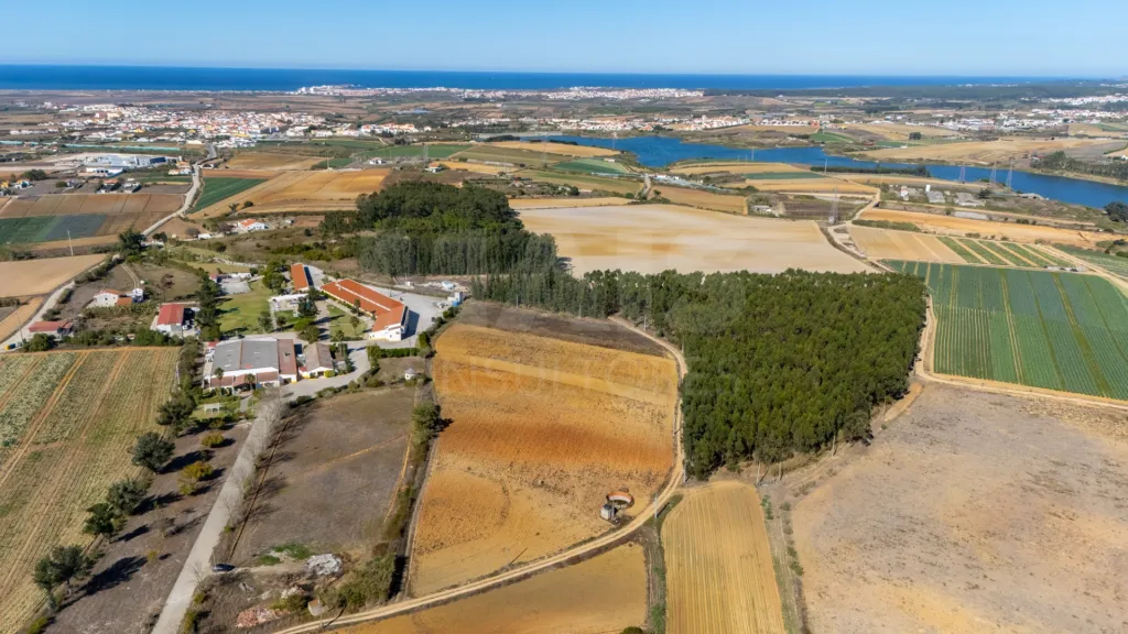 Parcela de terreno rústico de 2.350m2 em Atouguia da Baleia