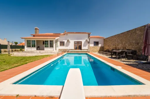 Moradia T3+2 com piscina e jardim a 8km de Caldas da Rainha