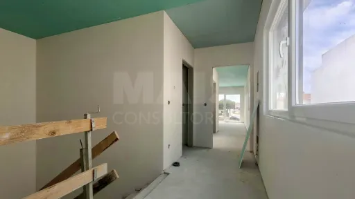 Moradia T4 c/ 1 Master Suite + 2 Suites, Jardim & Parqueamento !