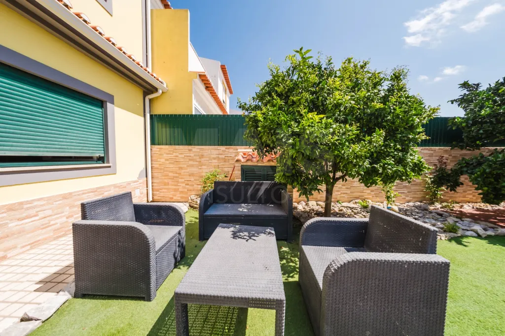 Moradia T4 com Jardim, Garagem e Churrasqueira no Centro de Olho Marinho – Óbidos