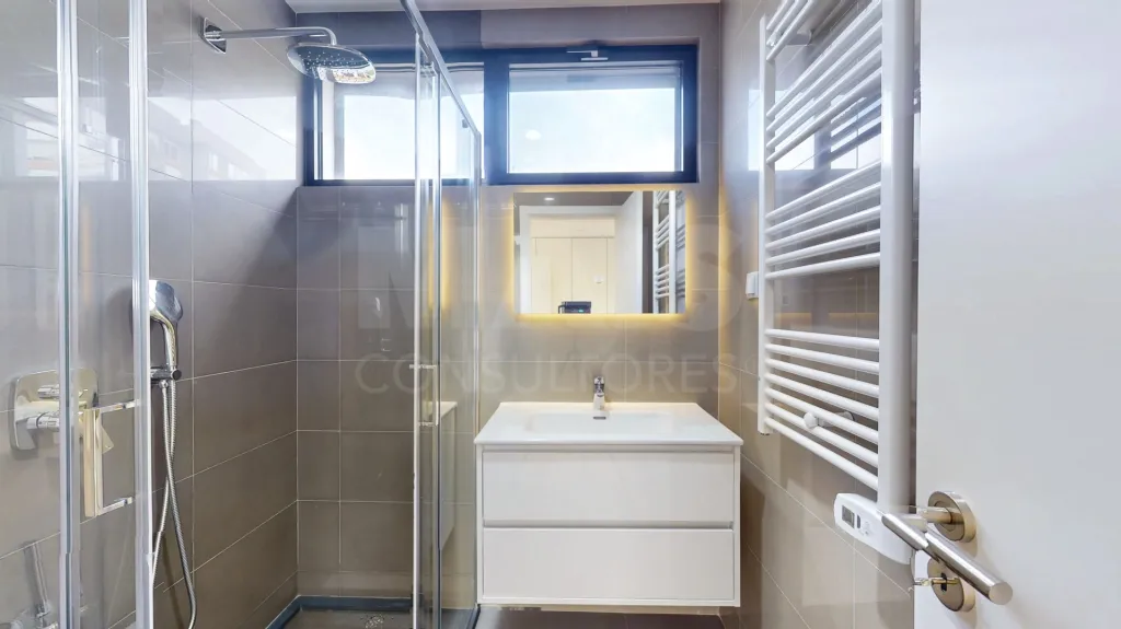 Moradia nova com piscina T4 em Linda a Velha