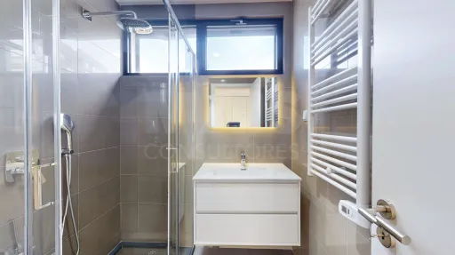 Moradia nova com piscina T4 em Linda a Velha