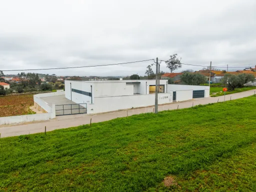 Modern 3-bedr. house on plot of land w/ 2.610m2