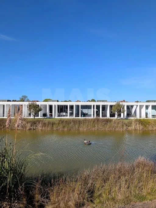 Moradia T2 com 2 suítes, jardim privativo e garagem no Bom Sucesso Resort