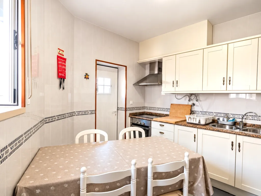 Moradia T2 mobilada e equipada com varanda | Seixal – Lourinhã