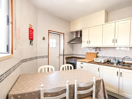 Moradia T2 mobilada e equipada com varanda | Seixal – Lourinhã