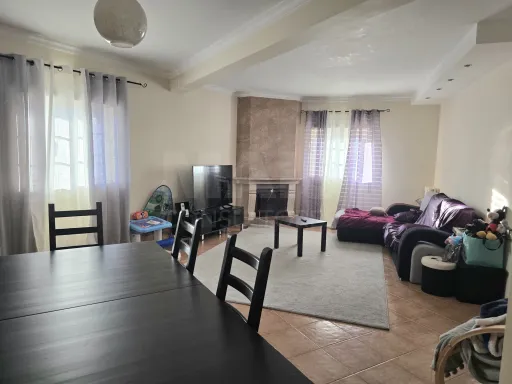 Moradia geminada T3 com garagem box e pátio de 60 M² | Alfeizerão