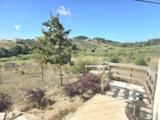 Moradia T4 térrea contemporânea com anexo T2 independente | Lote com 10.400 m² | Alvorninha