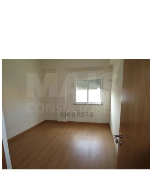 Prédio de Habitação e Comércio em Santa Iria de Azoia