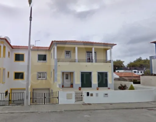 Viva Perto do Mar: Magnífica Moradia T4 com Quintal, Garagem e Conforto Total em Serra d’El-Rei