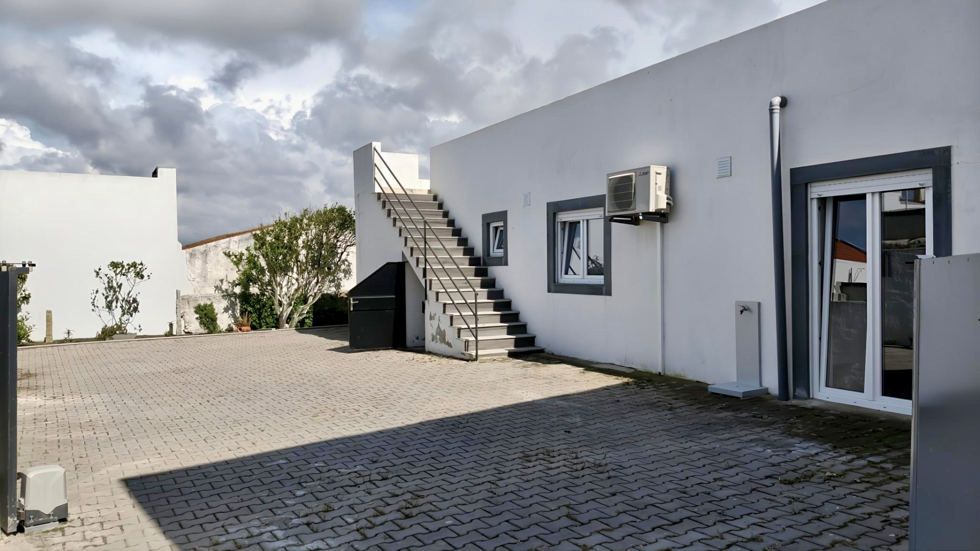 MORADIA T3 Remodelada, Mobilada c/ Suite Master, Terraço, Garagem, Vista Serra, Perto das Praias!