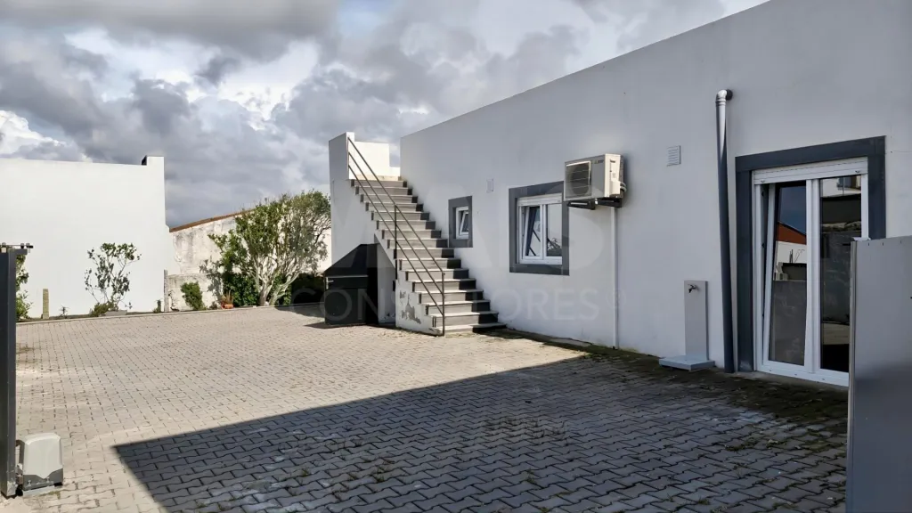 MORADIA T3 Remodelada, Mobilada c/ Suite Master, Terraço, Garagem, Vista Serra, Perto das Praias!