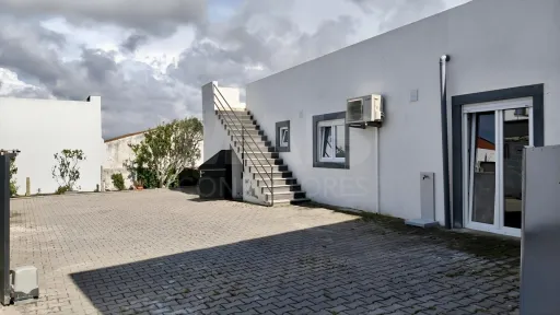 MORADIA T3 Remodelada, Mobilada c/ Suite Master, Terraço, Garagem, Vista Serra, Perto das Praias!