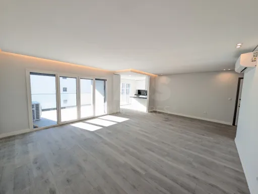 Urbanização Torres do Palácio, T2, R/C com Terraço e box