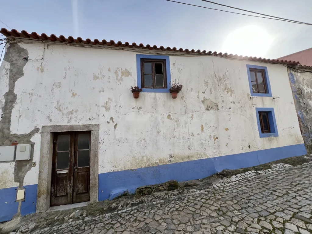 Moradia T3 com quintal para recuperar em Atouguia da Baleia