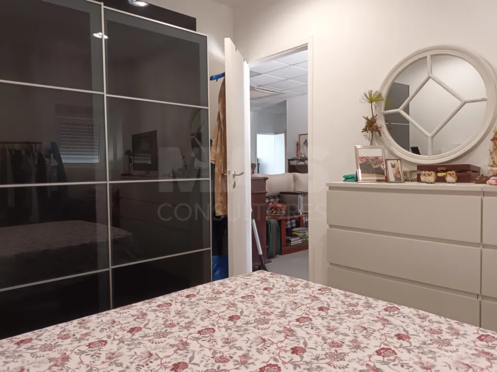 Apartamento T1+1(e loja) na Castanheira do Ribatejo.