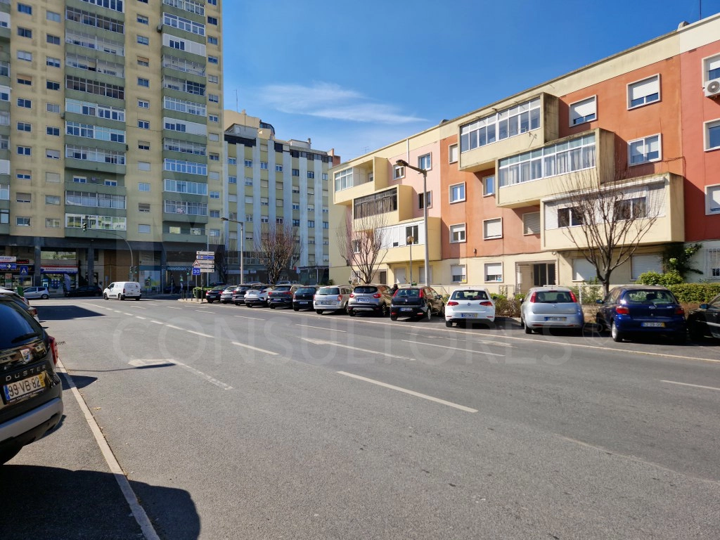 Apartamento de 3 assoalhadas junto ao Metro da Pontinha