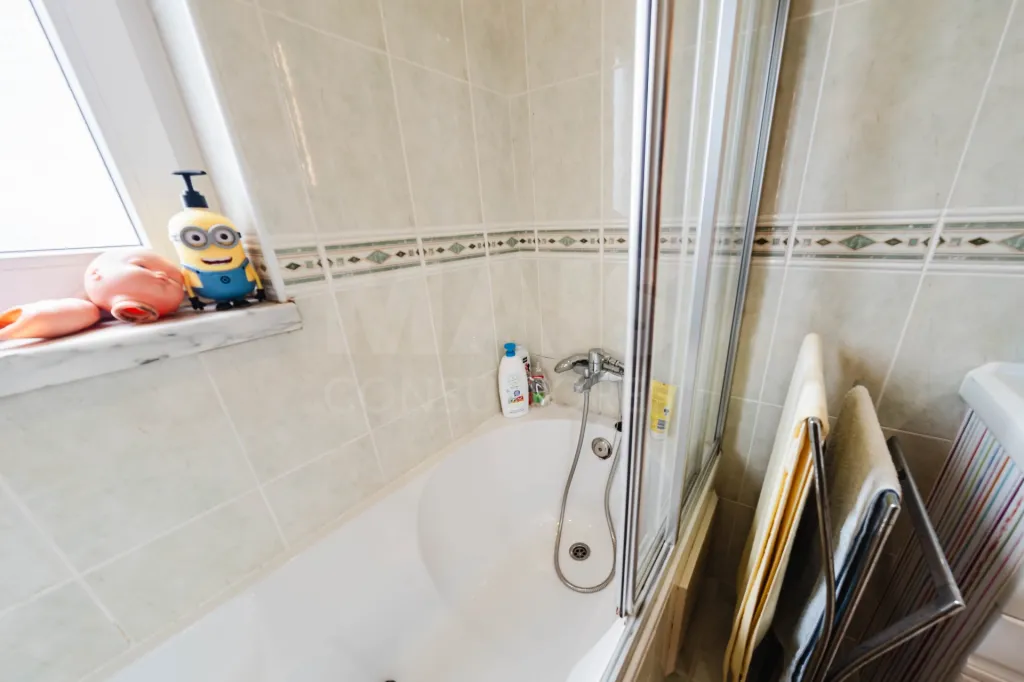 Moradia exclusiva com piscina aquecida, suite, garagem e jardim deslumbrante