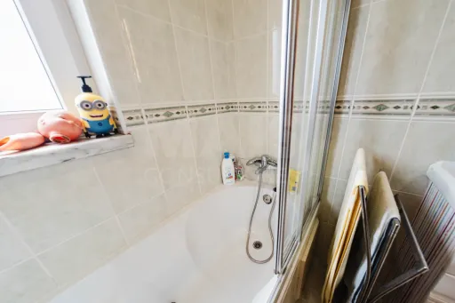 Moradia exclusiva com piscina aquecida, suite, garagem e jardim deslumbrante