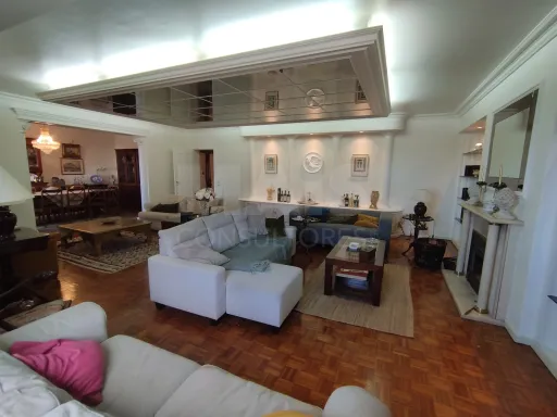 Apartamento T4 ao lado do metro das Olaias com dois lugares de parqueamento