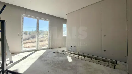 Moradia Térrea T4 com Suite Master, Piscina de Água Salgada, Garagem e Acabamentos Premium !