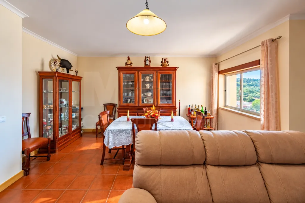 3-bedroom apartment with an elevator and a parking space.