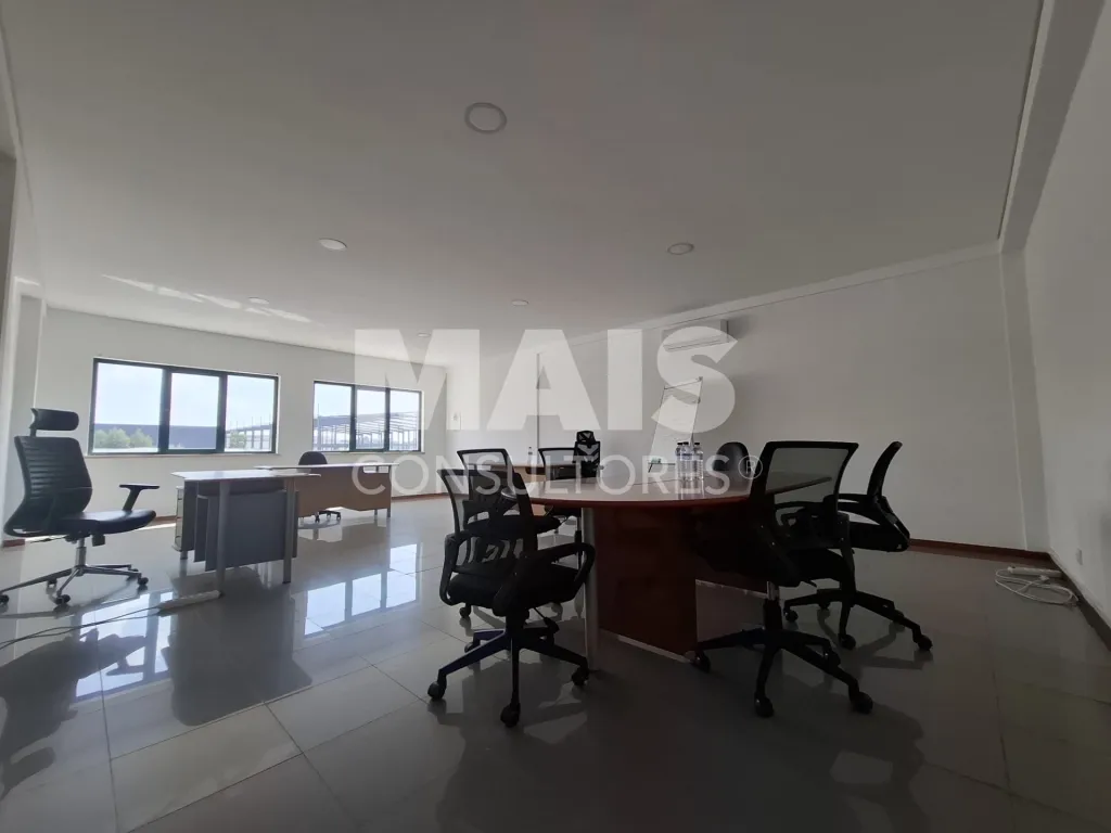 Building with Warehouse and Land for Expansion in Vila Nova de Santo André, Setúbal