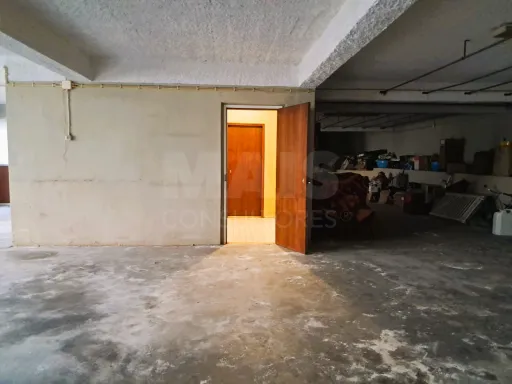 Armazém com Logradouro e Duas Entradas Principais - Centro de Castelo Branco