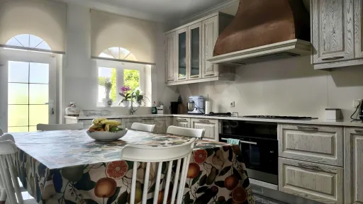 Moradia T5 de Prestígio com Vista Mar, Terreno de 2.075 m² e Detalhes Artísticos Exclusivos