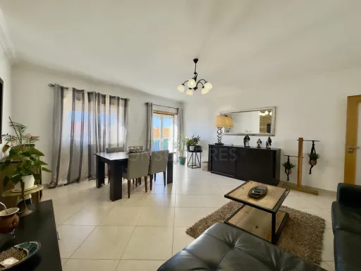 Apartamento T3 com suíte e garagem em Peniche