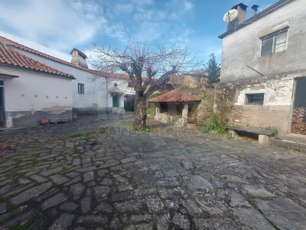 Casa Senhorial com Brazão em Coja- Arganil.