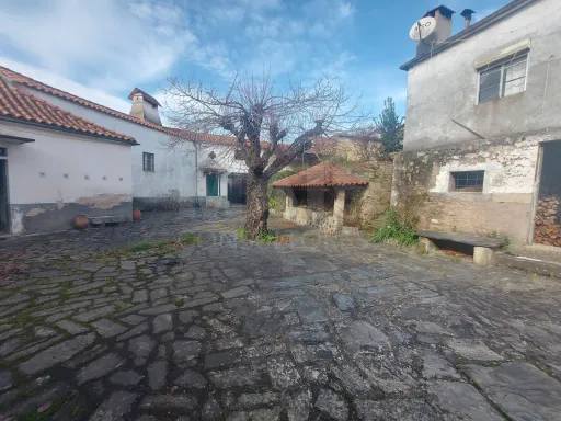 Casa Senhorial com Brazão em Coja- Arganil.
