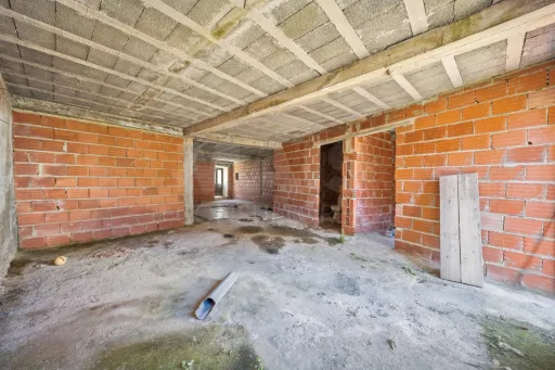 Moradia T3 com quintal para recuperar em Atouguia da Baleia