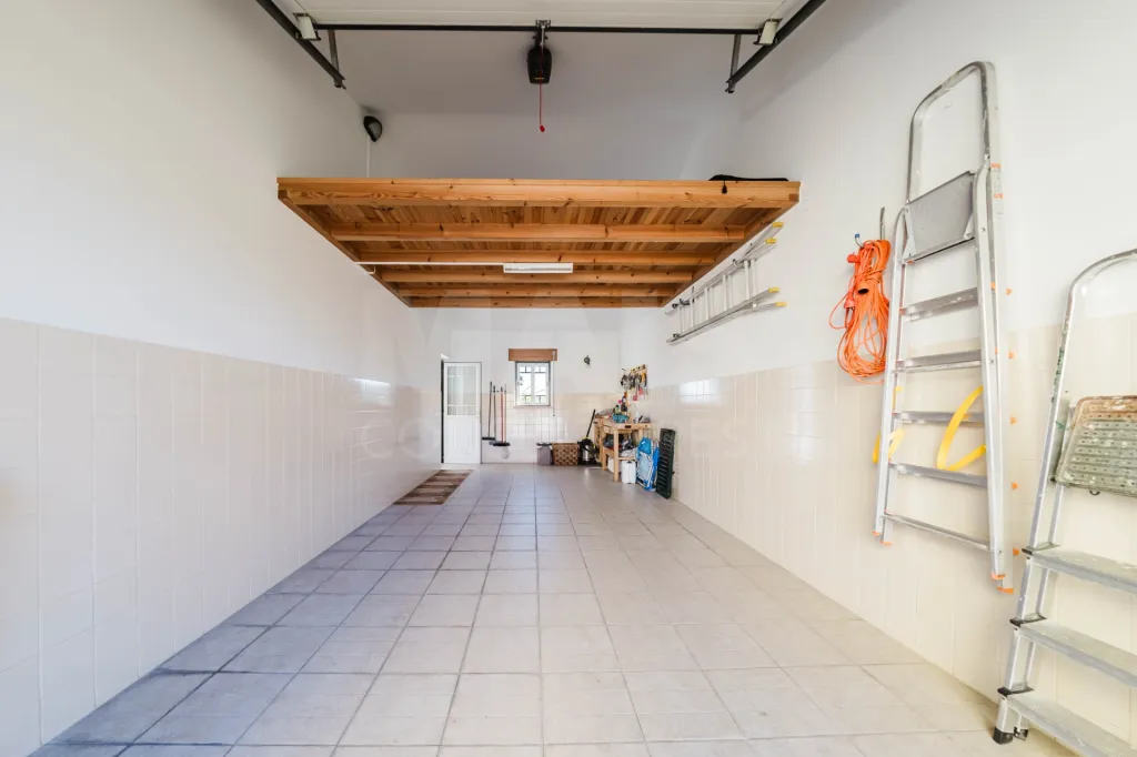 Moradia T3+1 pronta a habitar | Garagem fechada, pátio com churrasqueira e a 5 min das praias !