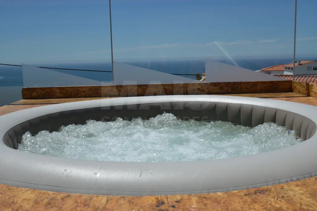 Ap. em Moradia T1+1, c/ Varanda, Vista Mar, Jacuzzi e Parqueamento !