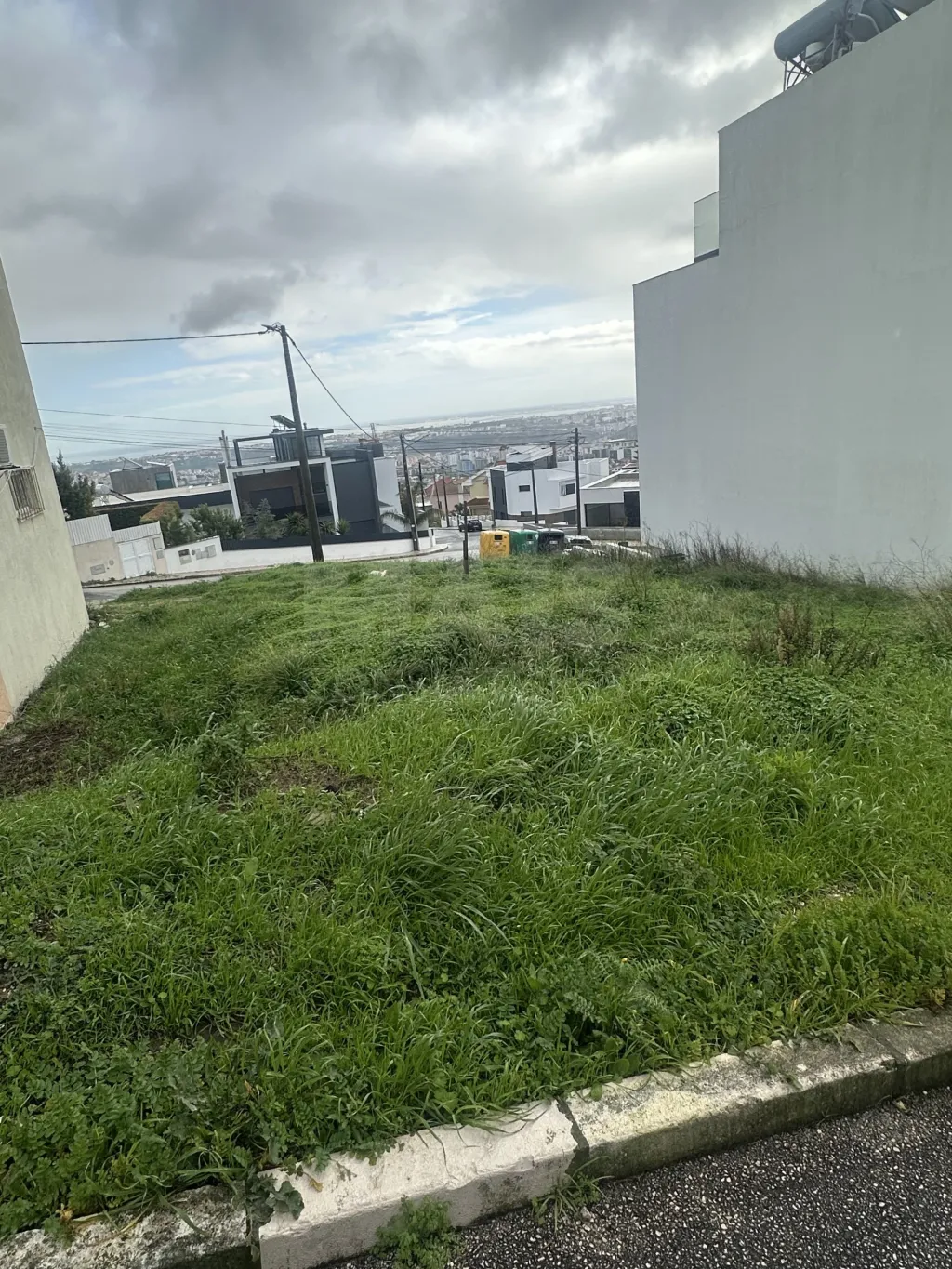 Terreno urbano de 305 M² com vista deslumbrante em Odivelas