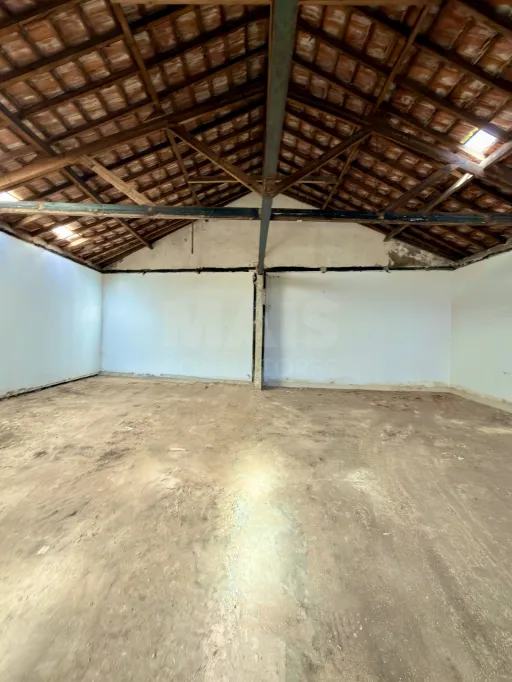 PENICHE | ARMAZÉM / ARRUMOS com potencial de conversão para Habitação