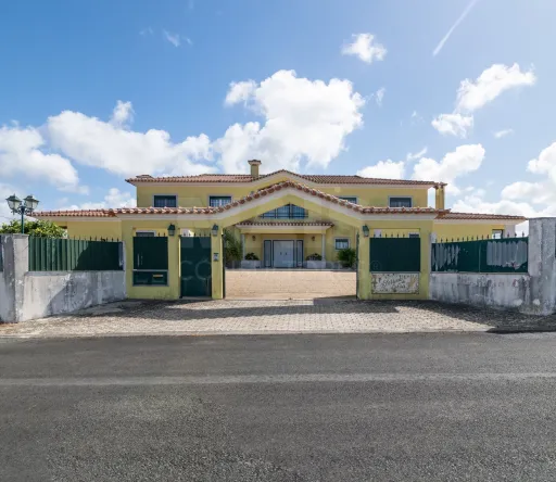 House 5 Bedrooms in Cheleiros