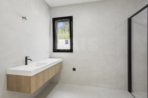 Moradia T3+1 NOVA com piscina em terreno de 2098m2