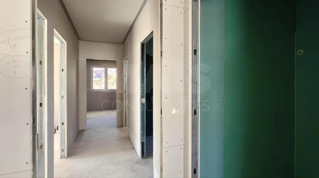 Moradia Térrea T4 com Suite Master, Piscina de Água Salgada, Garagem e Acabamentos Premium !