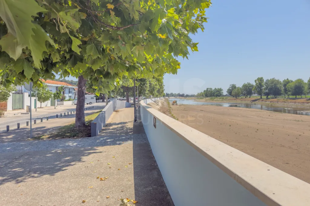 Moradia T4 Totalmente Remodelada com Logradouro em Coruche