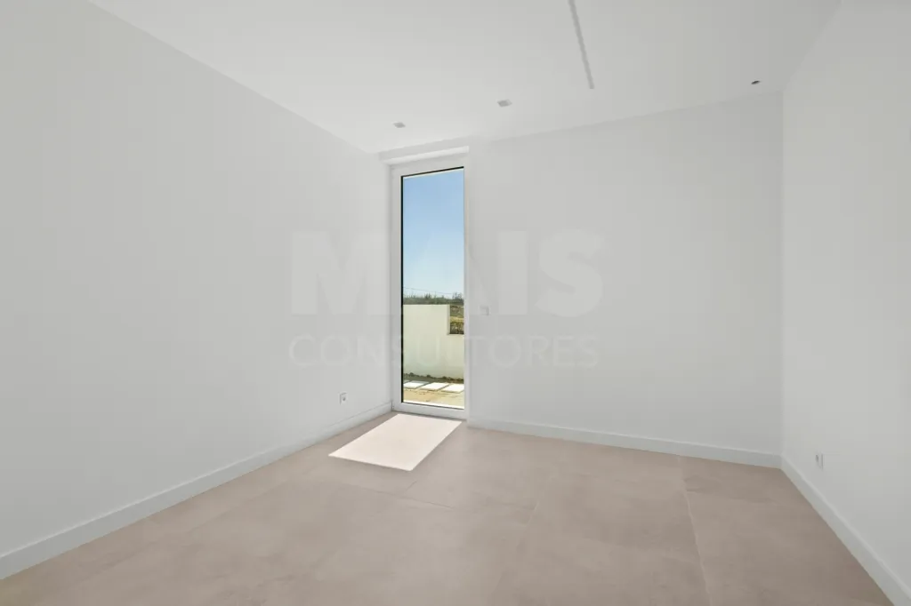 4-bedr. house on 2-hectare plot in Carvalhal