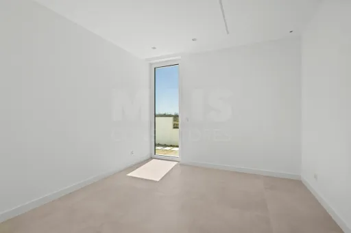 4-bedr. house on 2-hectare plot in Carvalhal