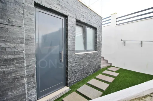 Moradia T4+1 com Quintal e Espaço para Piscina | Famões (Pontinha)