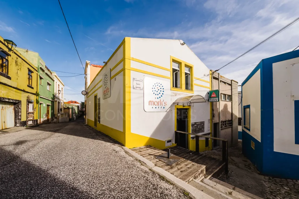 Imóvel Comercial no Centro de Peniche com Possibilidade de Conversão em Habitação