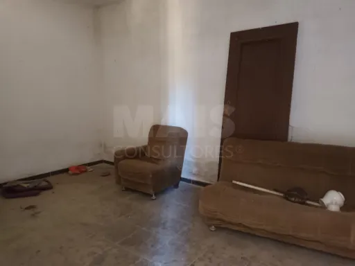 1-bedr. house to renovate with building and agricultural land.
